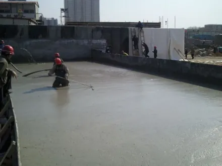 Thi công SikaLatex TH — trộn vữa chống thấm