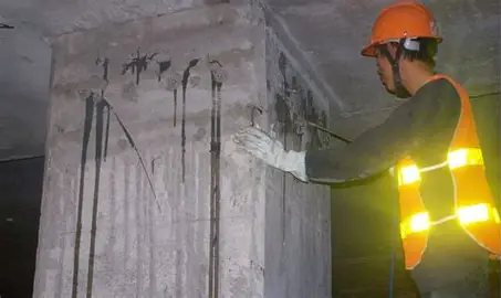 Thi công thực tế bơm Sikadur 752 phục hồi kết cấu