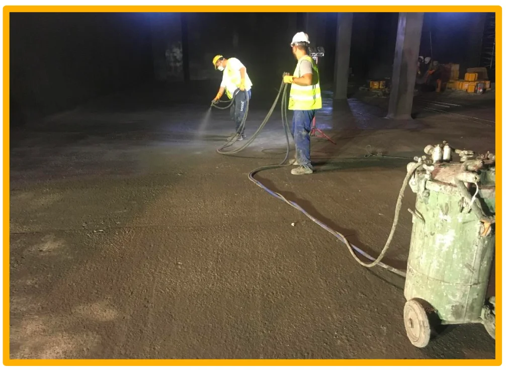 Sikagard P 770 N quét primer bằng con lăn trong bể nước thải