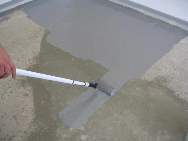 Quét lớp lót primer mái công trình