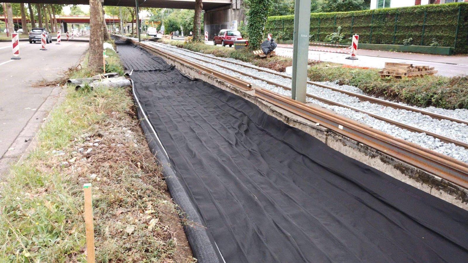 Giải pháp thoát nước Draintube cho tuyến tàu điện đô thị khi hệ thống thoát nước dưới đường ray bị tắc nghẽn