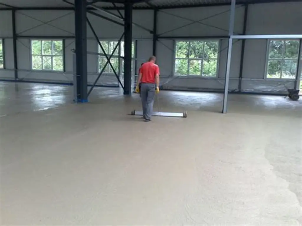 Thi công xoa nền Sikafloor-2 SynTop bằng máy