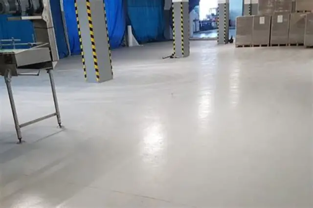 Ứng dụng Sikafloor-81 EpoCem New HC căn bằng trước phủ epoxy