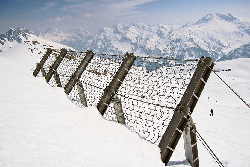 Thi công lắp đặt hàng rào chống đá rơi Rockfall Barrier trên vách đá cao