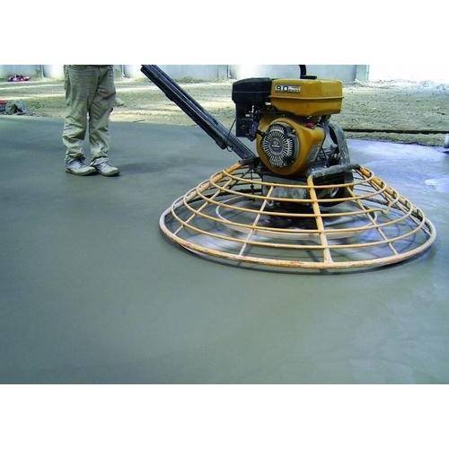 Rắc và xoa Sikafloor-3 QuartzTop vào bê tông tươi khi thi công sàn nhà xưởng