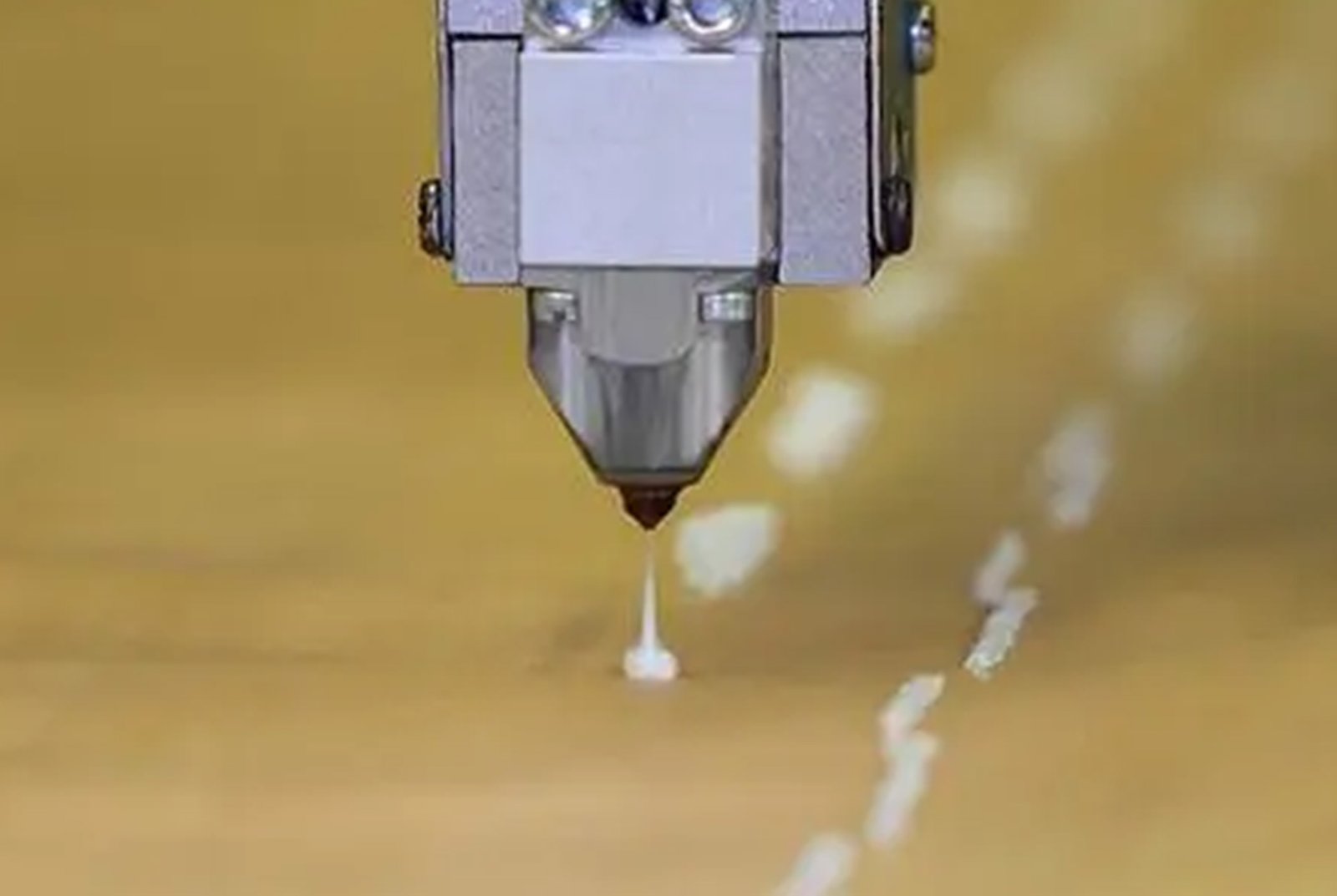 Thi công bôi keo PUR hot melt SikaMelt 670 trên dây chuyền lắp ráp