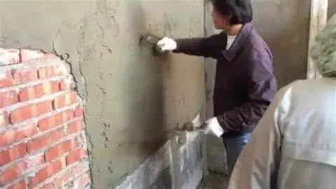 Bước 1 chuẩn bị bề mặt trước khi thi công SikaMur-100