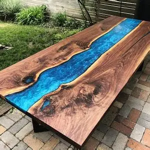 Mặt bàn gỗ river table với dải nhựa màu xanh - minh họa dòng SikaBiresin TD