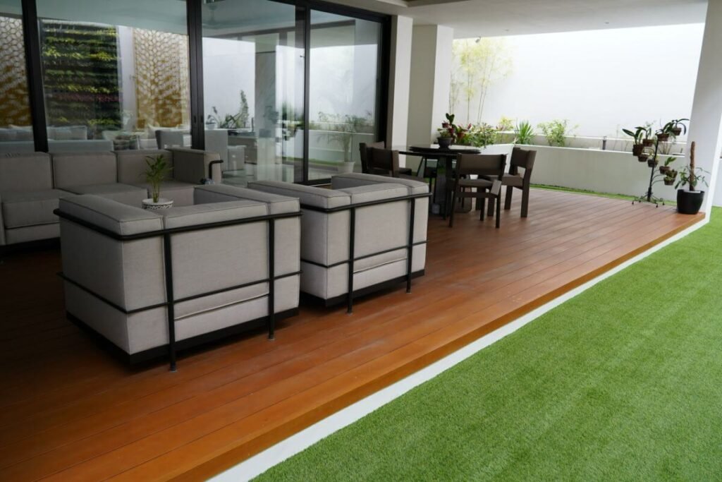 Bơm keo chà ron SikaCeram-850 Design vào khe gạch