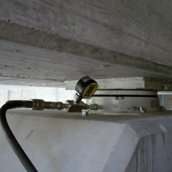 Gối cầu kích nâng kết cấu (Jackable bearing) — Điều chỉnh cao độ và cân bằng tải trọng đứng bằng hệ thống kích tích hợp