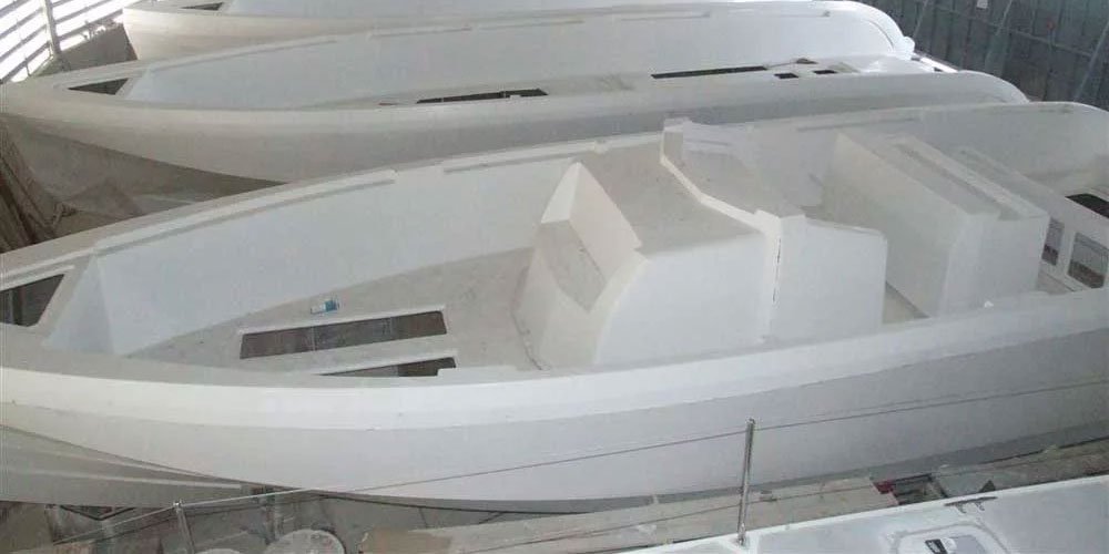 Ứng dụng keo PUR kết cấu SikaForce® trên tàu có động cơ nhỏ — composite hàng hải
