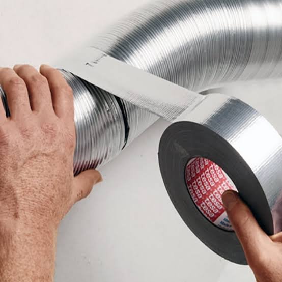 Công đoạn ép chặt băng keo gốc Butyl vào bề mặt chống dột