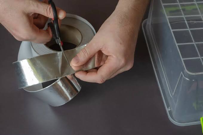 Băng keo bạc sợi thuỷ tinh 15 Cắt băng keo bạc sợi thuỷ tinh bằng dao cắt trước khi thi công