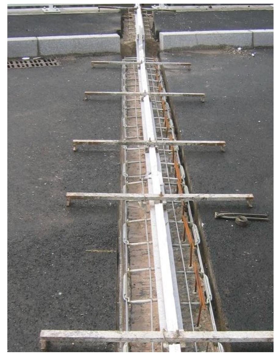 Khe CIPEC WR & WRB (WR50 / WR65 / WR75) — Khe góc đầu dầm hợp kim nhôm, bu lông cường độ cao 45 Khe WRB trong quá trình lắp đặt — neo bu lông cường độ cao vào dầm vi bê tông