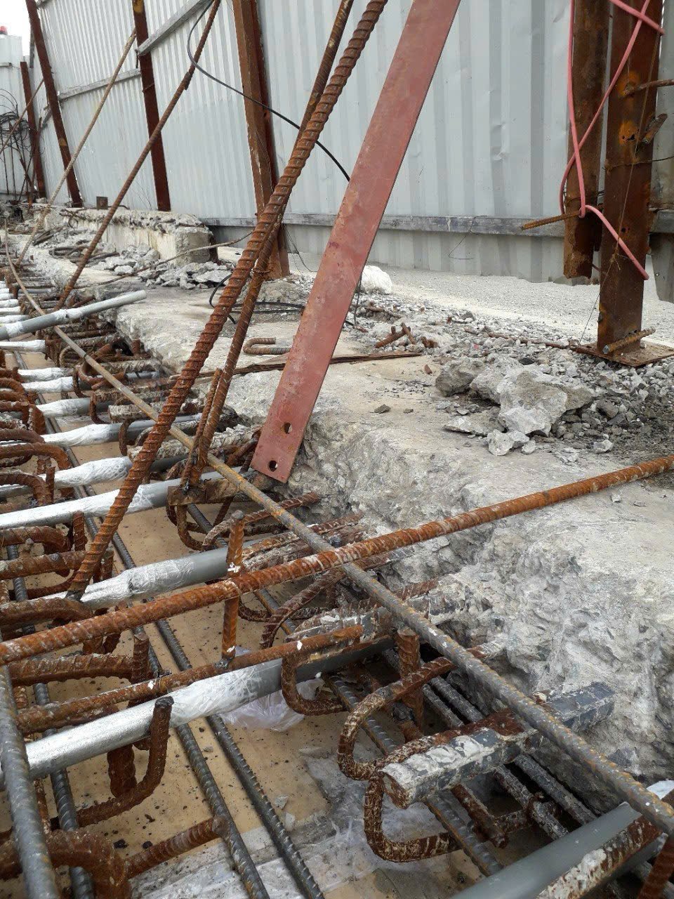 Khe CIPEC WOSd (WOSd50 / WOSd75 / WOSd100) — Khe góc đầu dầm bu lông neo dự ứng lực, dải cao su tự làm sạch 59 Lắp đặt khe WOSd50 tại cầu Nguyễn Tri Phương — giai đoạn chuẩn bị