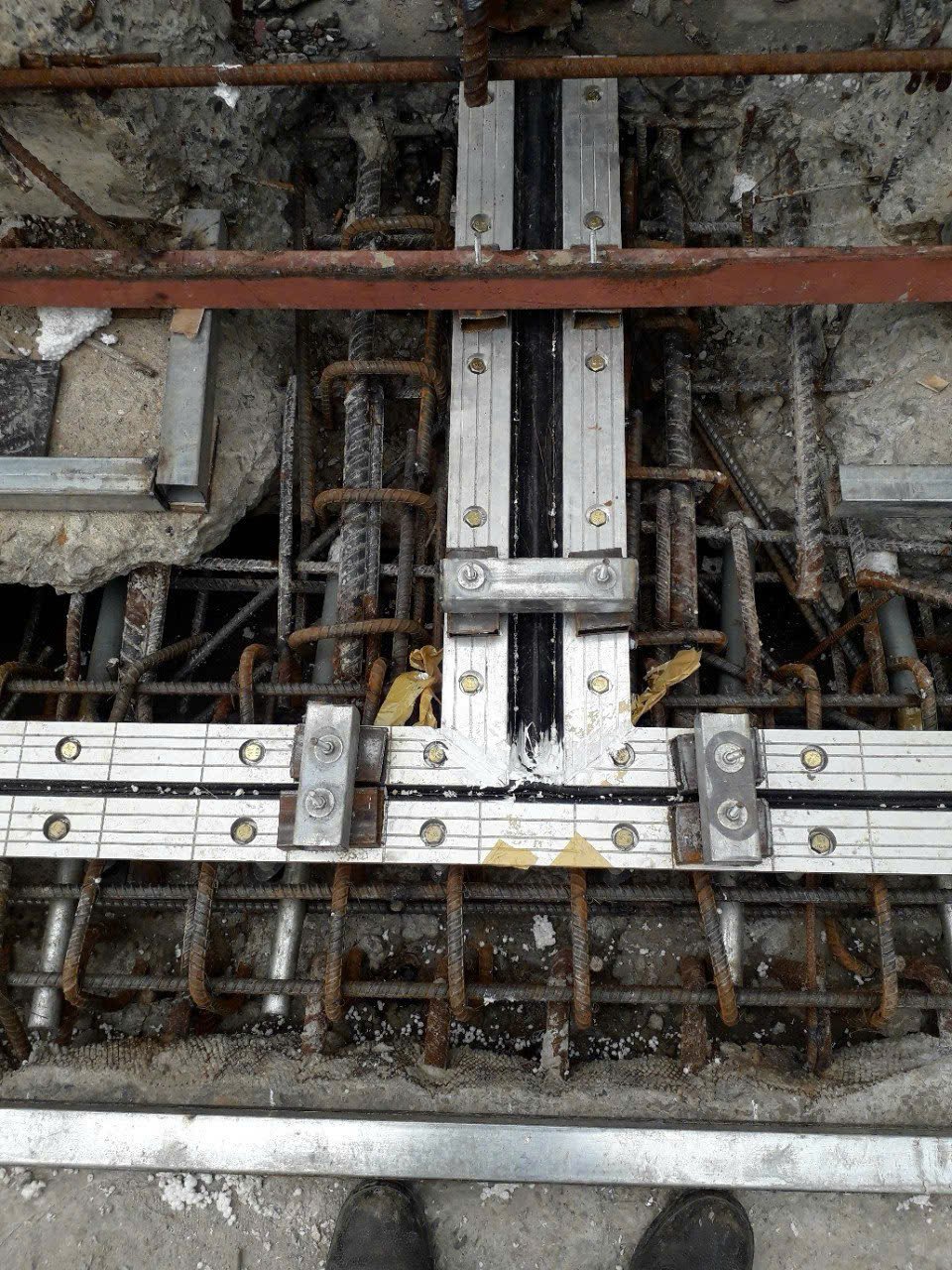 Khe CIPEC WOSd (WOSd50 / WOSd75 / WOSd100) — Khe góc đầu dầm bu lông neo dự ứng lực, dải cao su tự làm sạch 60 Lắp đặt khe WOSd50 — căn chỉnh thanh nhôm tại cầu Nguyễn Tri Phương