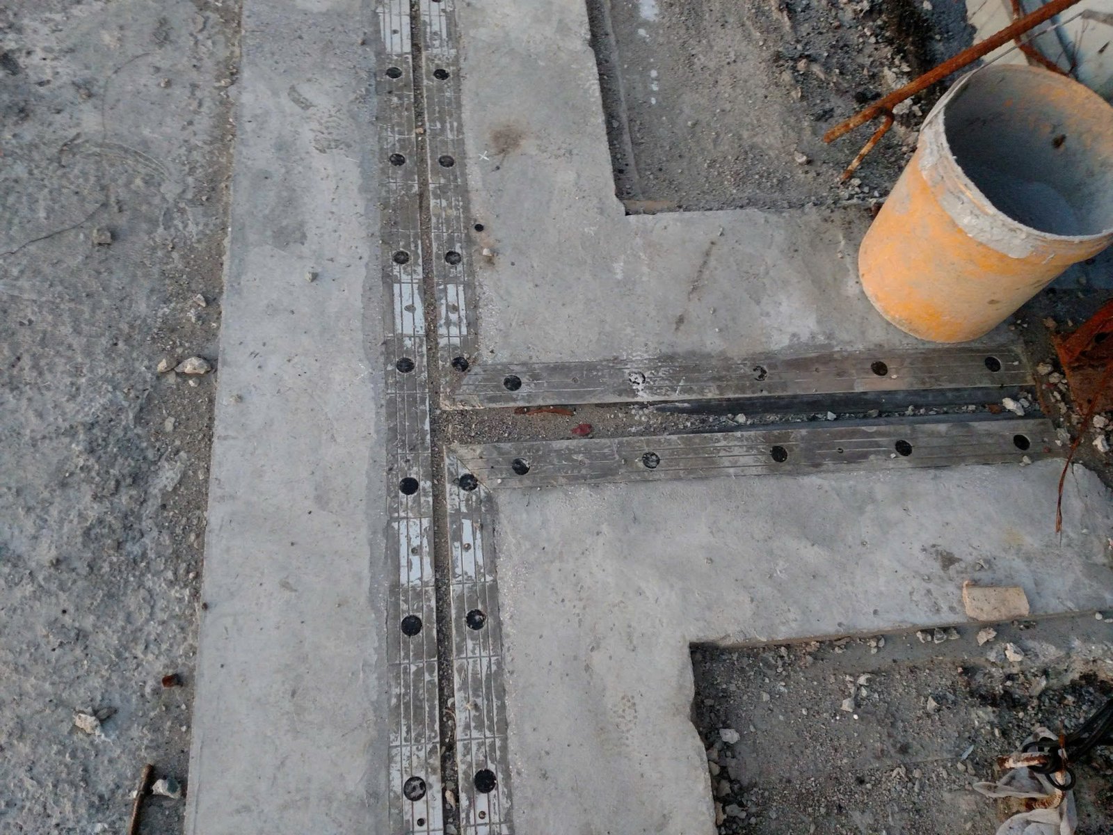 Khe CIPEC WOSd (WOSd50 / WOSd75 / WOSd100) — Khe góc đầu dầm bu lông neo dự ứng lực, dải cao su tự làm sạch 61 Lắp đặt khe WOSd50 — bu lông dự ứng lực cầu Nguyễn Tri Phương